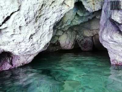 Scoviamo altri due piccoli varchi fra gli scogli aguzzi. Con un po� di timore ma spinti dalla curiosit� ci addentriamo nel primo cunicolo sottomarino sulla destra, lungo e buio...